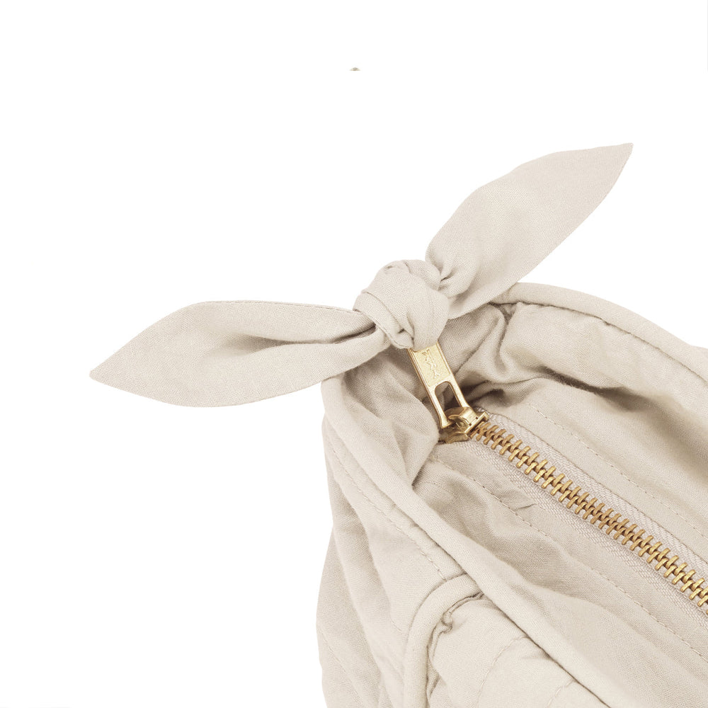 De perfecte tas voor onderweg: de Quilted tote bag van Vanilla Copenhagen in de kleur Oyster Grey. Mooie details, lange handvaten, diverse vakken en een afsluitbare rits. Praktisch én luxe is deze mombag. VanZus
