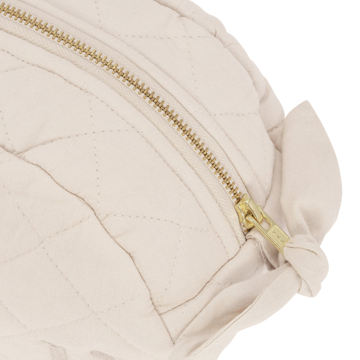 De klassieke en luxe makeup-tas Quilted Oyster Grey van Vanilla Copenhagen is een echte musthave. Mooie gewatteerde, stof, coating aan de binnenkant en een luxe geborduurd logo. Praktisch en chique. VanZus