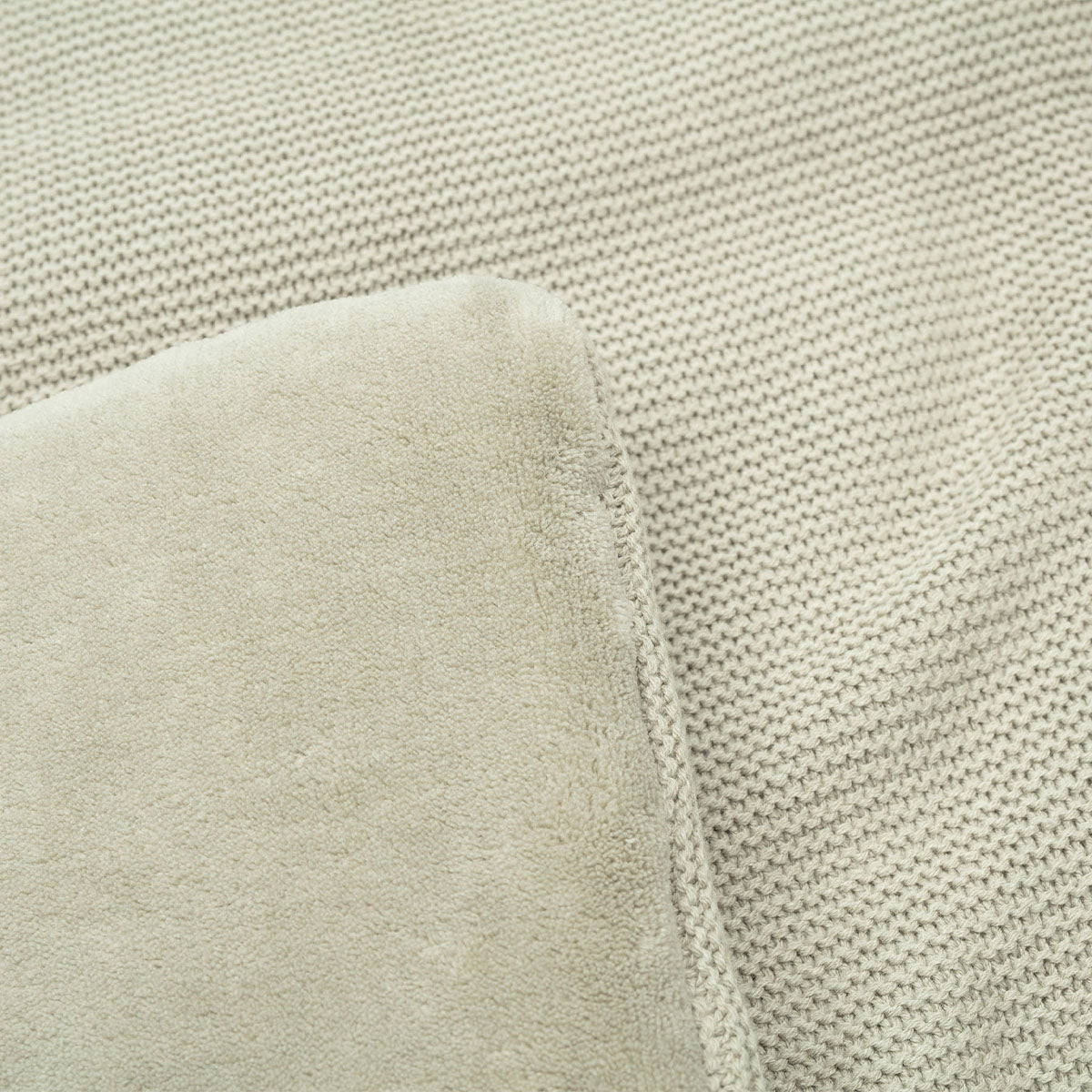 Het boxkleed basic knit olive green van Jollein is de finishing touch van de box. De bovenkant is gemaakt van luxe gebreid materiaal en de onderkant is van het zachtste fleece. Afmeting 75x95 cm. VanZus 