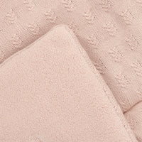 Het boxkleed grain knit wild rose van Jollein is de finishing touch van de box. De bovenkant heeft een zacht gebreid motief. De onderkant is van het zachtste fleece. Afmeting 75x95 cm. VanZus 