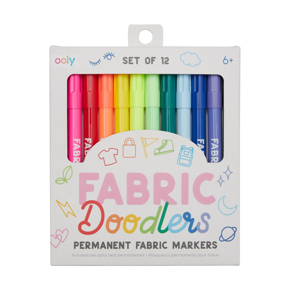 Voor creatievelingen: Fabric Doodlers Markers van het merk Ooly. Vrolijk kleding,  schoenen, een etui of tas op met deze set van 12 verschillende permanente textielstiften. Niet uitwasbaar. Geschikt vanaf 6 jaar. VanZus