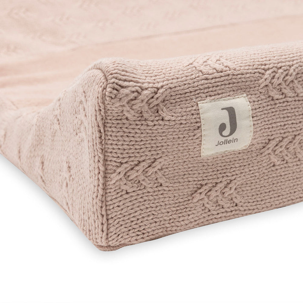 Een aankleedkussen hoeft niet saai te zijn en mag best opvallen in de babykamer. Dat kan zeker met Jollein’s aankleedkussenhoes grain knit wild rose met mooie stof en roze kleur. Afmeting 50x70 cm. VanZus