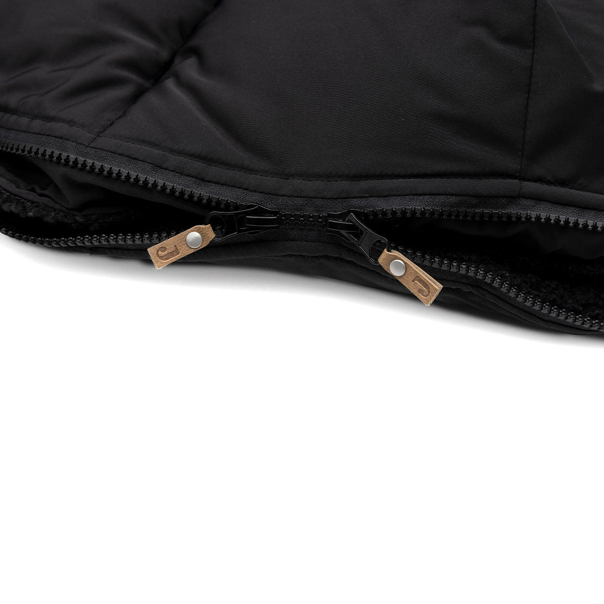 Stijlvol en warm: de voetenzak black van Jollein voor de buggy of kinderwagen. Bescherm jouw mini tegen de wind en kou. Met waterafstotende laag. Verkrijgbaar in diverse kleuren. VanZus