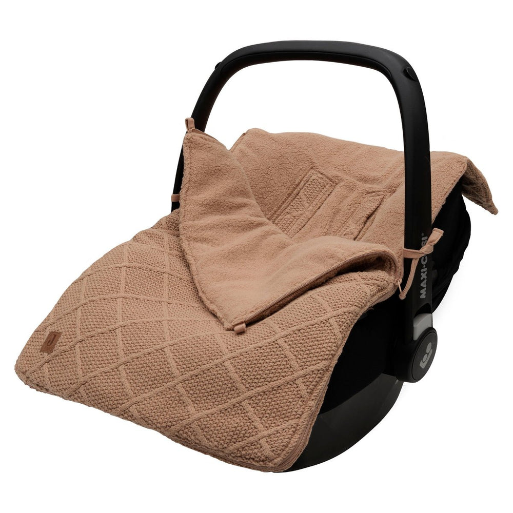 Luxe en comfort met de Jollein check knit voetenzak in biscuit. Zachte gebreide buitenkant, teddyvoering en geschikt voor autostoeltjes en kinderwagens. Stijlvol en praktisch voor elk uitstapje. VanZus