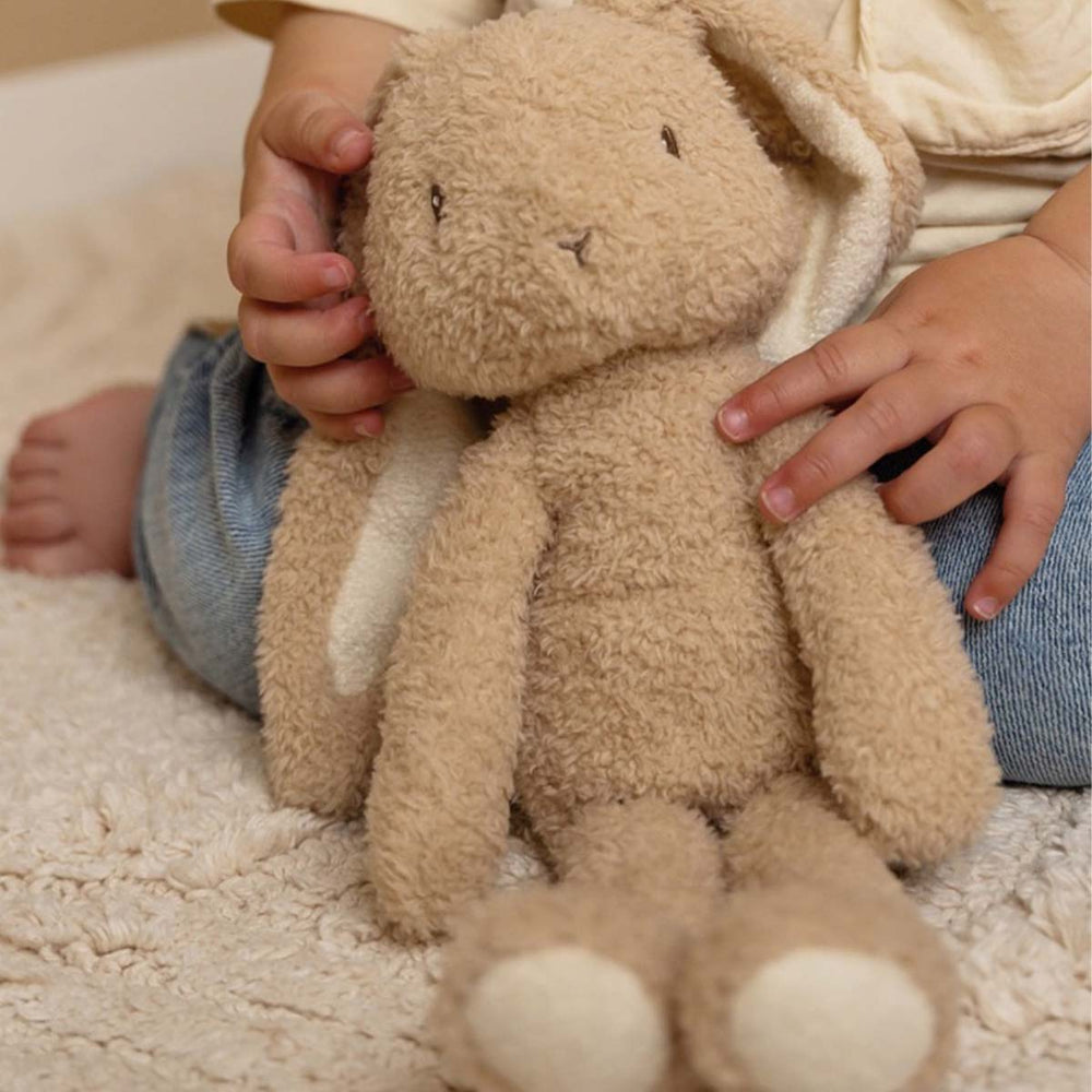 Het Little Dutch knuffelkonijn baby bunny 32 cm is misschien wel het nieuwe beste vriendje van jouw kindje. Welk kind houdt er nou niet van knuffels? Deze knuffel is ook nog eens heerlijk zacht. VanZus.
