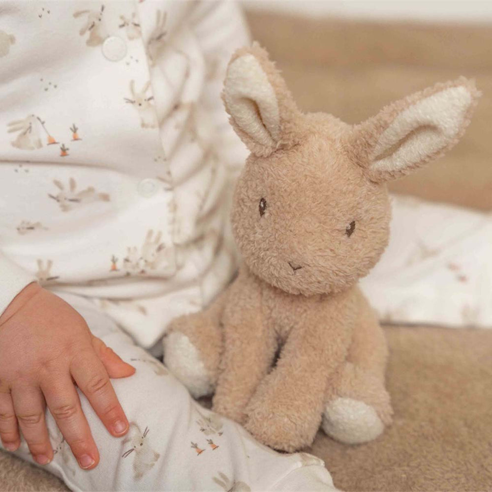 Het Little Dutch knuffelkonijn baby bunny 15 cm is misschien wel het nieuwe beste vriendje van jouw kindje. Welk kind houdt er nou niet van knuffels? Deze knuffel is ook nog eens heerlijk zacht. VanZus.