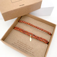 Hoe lief is dit? De me and mom armbanden set in de variant red jasper kan je deze met je kleintje! In deze lieve set zitten twee armbandjes. Met 24-karaats vergulde koperen onderdelen zijn het unieke armbanden, een symbool van jullie onvoorwaardelijke liefde en bijzondere band. VanZus