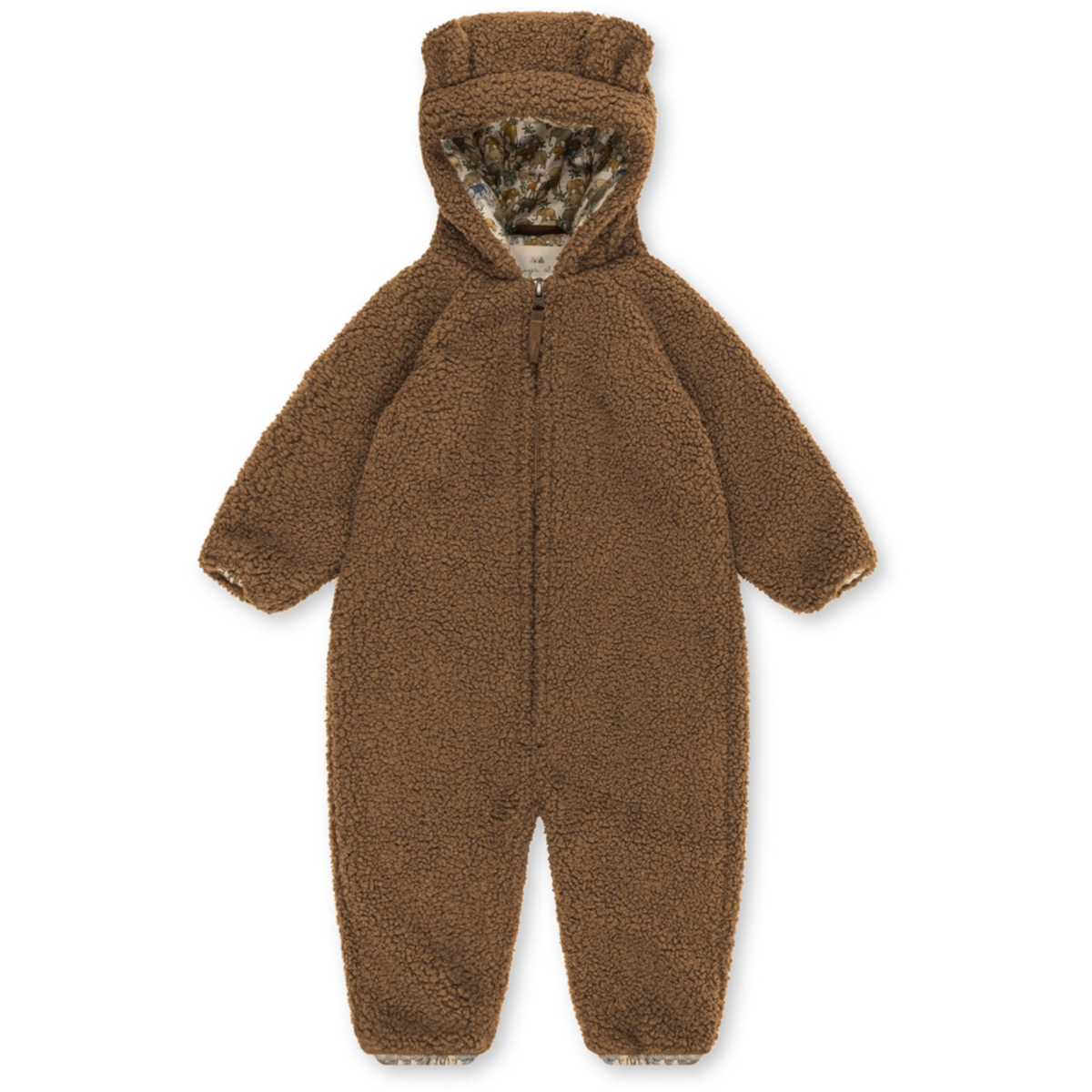 Jouw kindje is warm, zacht en comfortabel met deze superschattige onesie van Konges Slojd. De grizz teddy onesie in de kleur shitake heeft een warme teddy stof aan de buitenkant en een katoenen voering met leuke print. VanZus