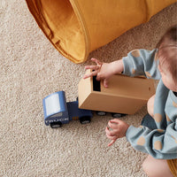 Met de Kid’s Concept truck Aiden kan jouw kindje van alles vervoeren. Deze mooie vrachtwagen is gemaakt van hout en past perfect bij de collectie voertuigen van jouw kindje. VanZus.