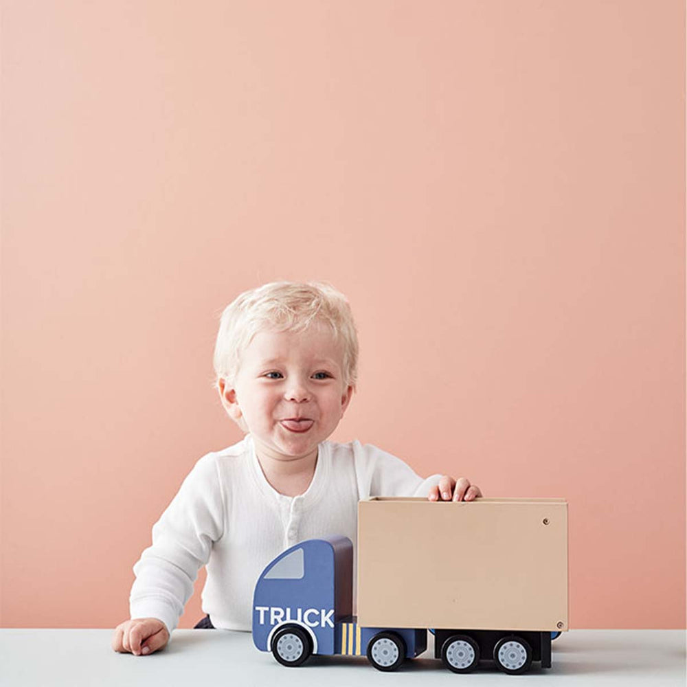 Met de Kid’s Concept truck Aiden kan jouw kindje van alles vervoeren. Deze mooie vrachtwagen is gemaakt van hout en past perfect bij de collectie voertuigen van jouw kindje. VanZus.