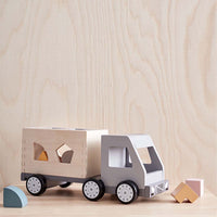 De Kid’s Concept vormersorteertruck AIDEN is een leuke vrachtwagen om mee te spelen en een vormenstoof in één. Leuk én leerzaam dus, deze vormensorteertruck. VanZus.