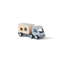 De Kid’s Concept vormersorteertruck AIDEN is een leuke vrachtwagen om mee te spelen en een vormenstoof in één. Leuk én leerzaam dus, deze vormensorteertruck. VanZus.