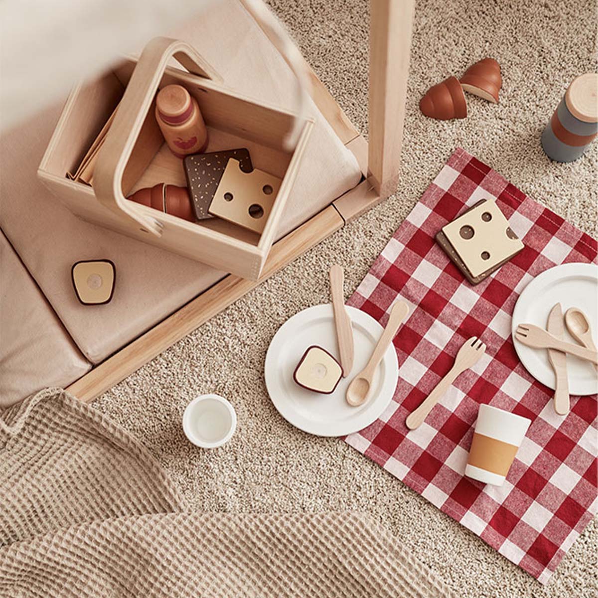 Met de Kid’s Concept picknickset kan jouw kindje een heerlijke picknick voorbereiden. Lekker buiten in de tuin of op een regenachtige dag gezellig binnen. Mandje mee, kleedje op de grond en al het lekkers erbij. VanZus.