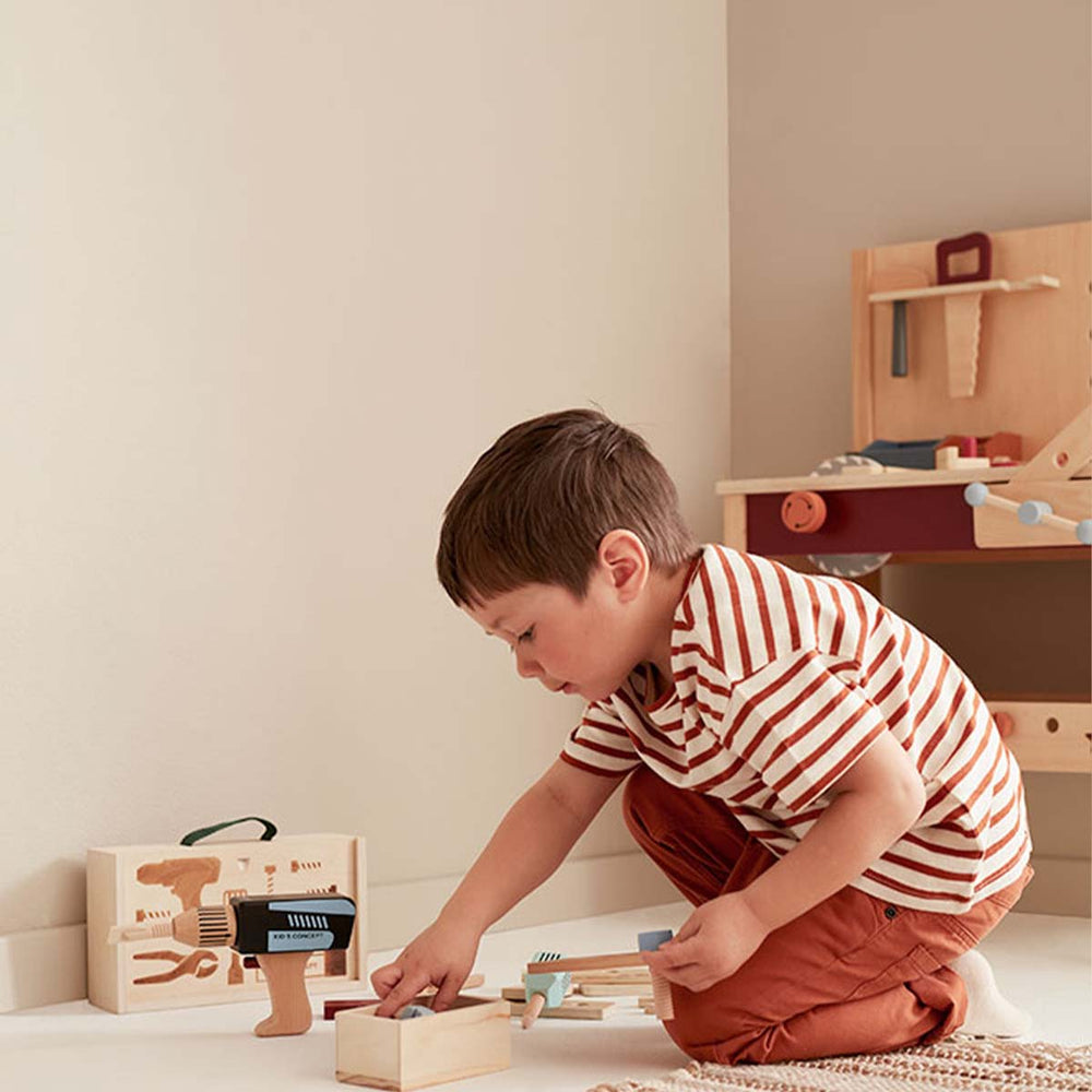 Met de Kid’s Concept gereedschapskist kun je net als papa of mama lekker klussen! Deze houten set heeft verschillende soorten gereedschap, waaronder een hele stoere boormachine. Alles zit in een handige kist. VanZus.