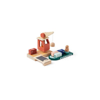 De Kid’s Concept container port haven AIDEN is super leuk speelgoed. Deze set bestaat uit een havengebied met een containerschip met kapitein en containers en een laad- en loskade met een kraan en havenwachter. VanZus.