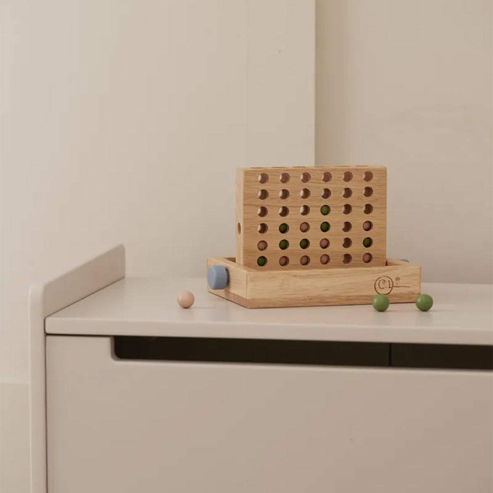 Een echte klassieker: Kid's Concept 4-op-een-rij. Ontworpen door Carl Larsson, gemaakt van  hout. Leuk voor thuis of onderweg. Wie heeft als eerste vier op een rij? Vanaf 4 jaar. VanZus