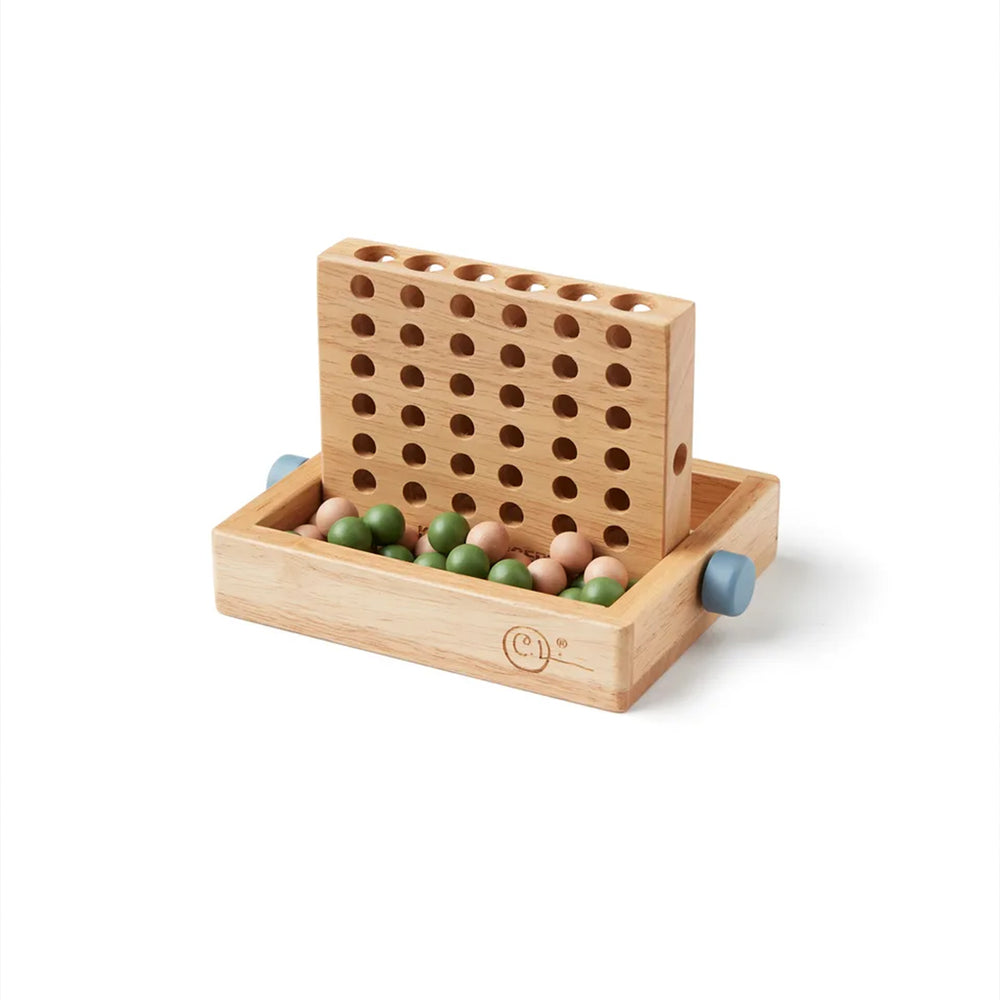 Een echte klassieker: Kid's Concept 4-op-een-rij. Ontworpen door Carl Larsson, gemaakt van  hout. Leuk voor thuis of onderweg. Wie heeft als eerste vier op een rij? Vanaf 4 jaar. VanZus