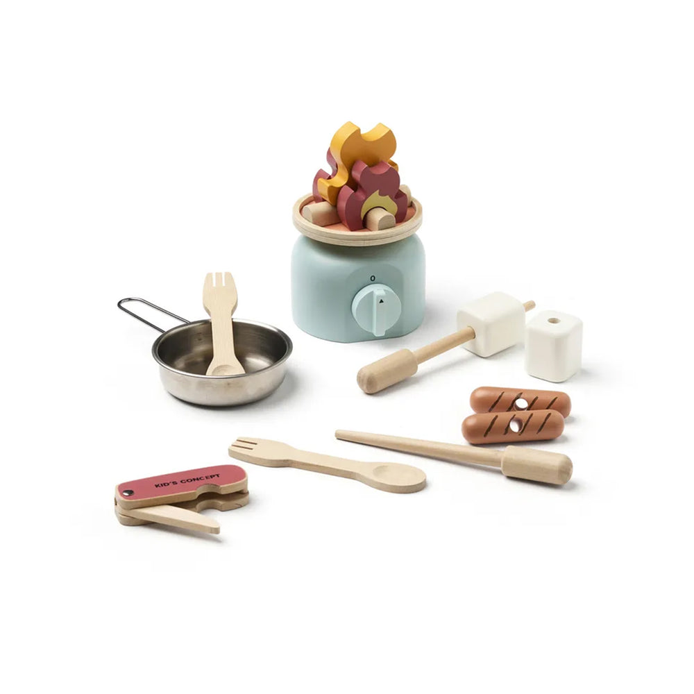 Een culinair avontuur met de Kid's Concept camping kookset! Inhoud: pan, roerlepels, spiesjes, worstjes, marshmallows en een handig zakmes en campingbrander. Gemaakt van hout en metaal. VanZus