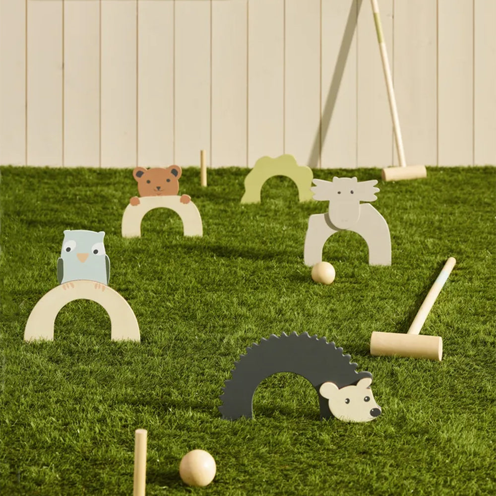 Speel een potje croquet met vriendjes of familie met de edvin croquet set van Kid’s Concept. Inhoud: 5 dierenhoepels, 2 hamers, 2 ballen en 2 pennen in een handige katoenen tas. Vanaf 3 jaar. VanZus