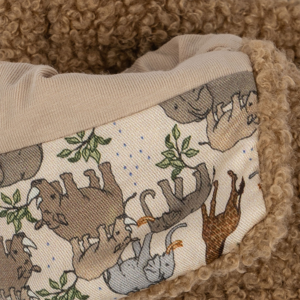Jouw kleintje heeft warme en zachte voetjes met deze schattige laarsjes van Konges Slojd. De grizz teddy boots baby shitake hebben een zachte teddy stof aan de buitenkant en een leuke print aan de binnenkant. VanZus