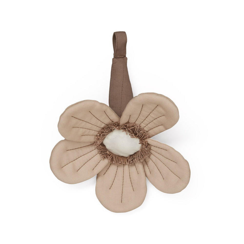 De windflower wagenhanger van Cam Cam Copenhagen in almond is gemaakt van zacht katoen, stimuleert de zintuigen van je kindje en is makkelijk te bevestigen. Geschikt vanaf 0 jaar, afmeting 18x15x3 cm. VanZus