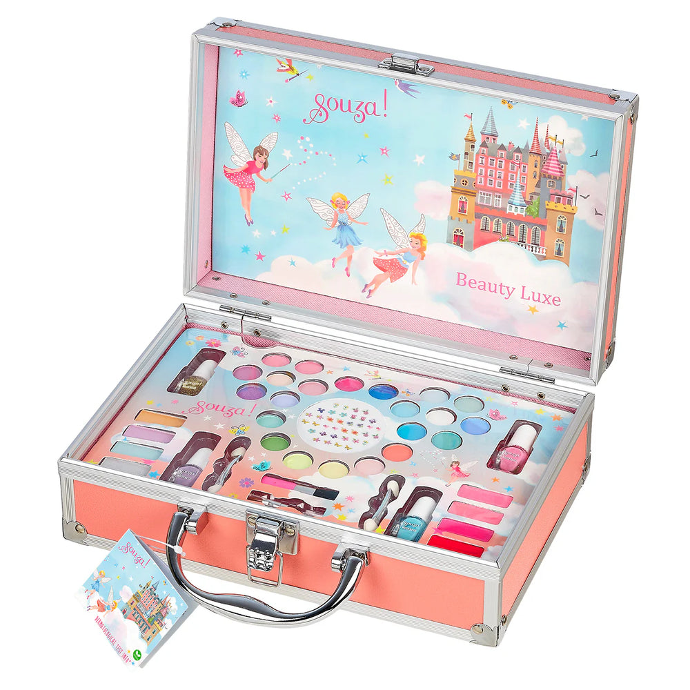 Is jouw kleintje gek op make-up? Dan is deze make-up koffer elf van het Nederlandse merk Souza! ideaal! Deze leuke make-up koffer bevat diverse make-up speciaal voor de tere kinderhuid. VanZus