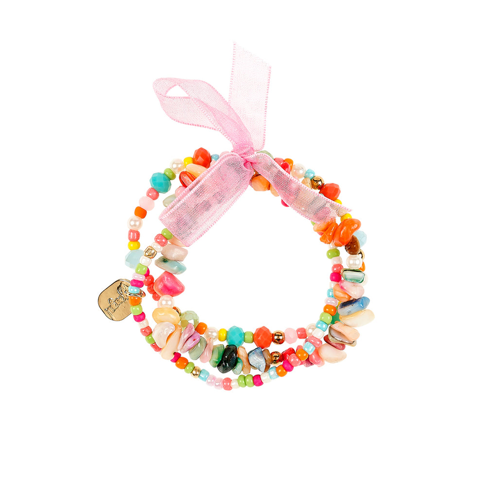 Armcandy voor jouw mini: armband Lavina van Souza! Drie armbandjes in één in verschillende vrolijke kleuren, diverse kralen en een goudkleurige bedel. Elastisch en ca. 15 cm omtrek. VanZus