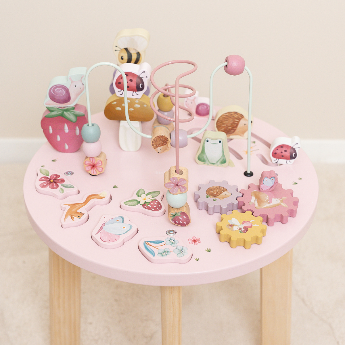 Ontdekken maar! De fairy garden activiteitentafel van het merk Little Dutch zit boordevol leuke spelletjes voor kleine ontdekkers. Ontwikkelen, spelen en plezier maken. VanZus