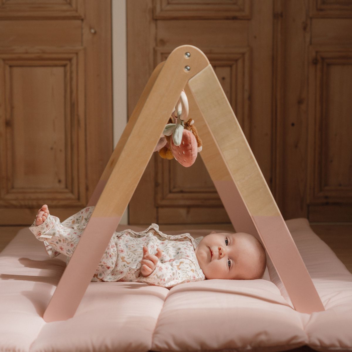 De Little Dutch babygym uit de fairy garden-collectie is kleurrijk en prikkelt de nieuwsgierigheid van je baby met schattige elfjes, rammelaars en knispergeluiden. Perfect als kraamcadeau! VanZus