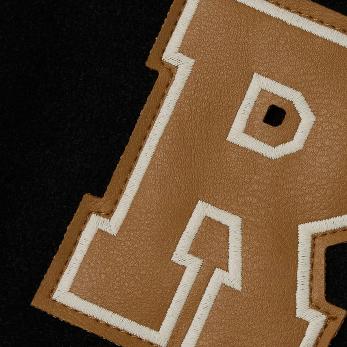 Je kind ziet er direct superstoer uit in dit momby varsity bomber jasje in de kleur black van het merk Name It. Dit jasje heeft een stoer varsity jacket design en houd je kindje lekker warm als het buiten wat frisser is. VanZus