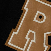 Je kind ziet er direct superstoer uit in dit momby varsity bomber jasje in de kleur black van het merk Name It. Dit jasje heeft een stoer varsity jacket design en houd je kindje lekker warm als het buiten wat frisser is. VanZus