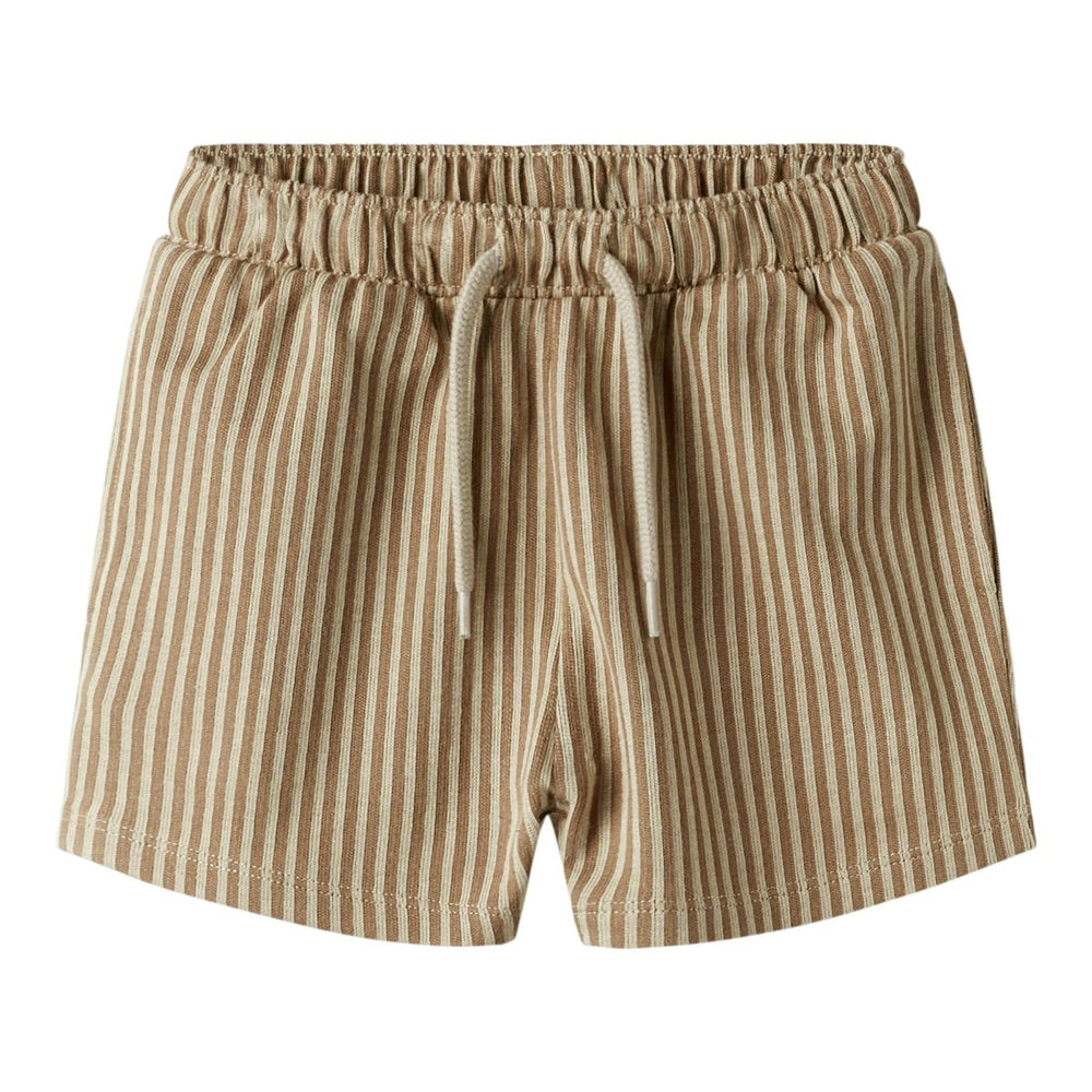 Creëer een relaxte en hippe look met deze haris regular short in de kleur irish cream van het merk Name It! Deze short is gemaakt van katoen en zit dan ook heel comfortabel en voelt zacht aan. De short heeft een mooie bruine kleur met beige streepjes en heeft een subtiele textuur. VanZus