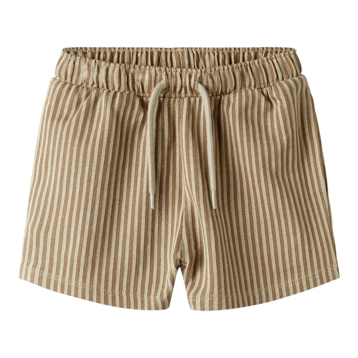 Creëer een relaxte en hippe look met deze haris regular short in de kleur irish cream van het merk Name It! Deze short is gemaakt van katoen en zit dan ook heel comfortabel en voelt zacht aan. De short heeft een mooie bruine kleur met beige streepjes en heeft een subtiele textuur. VanZus