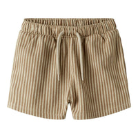 Creëer een relaxte en hippe look met deze haris regular short in de kleur irish cream van het merk Name It! Deze short is gemaakt van katoen en zit dan ook heel comfortabel en voelt zacht aan. De short heeft een mooie bruine kleur met beige streepjes en heeft een subtiele textuur. VanZus