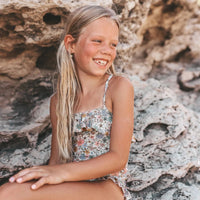 Het Salted Stories sparkly fleurs badpak heeft een mooie print van gekleurde bloemetjes en een glitterstof. Daarnaast heeft het badpak dunne, verstelbare bandjes die kruisen aan de achterkant en ruches aan de boven- en onderkant. VanZus