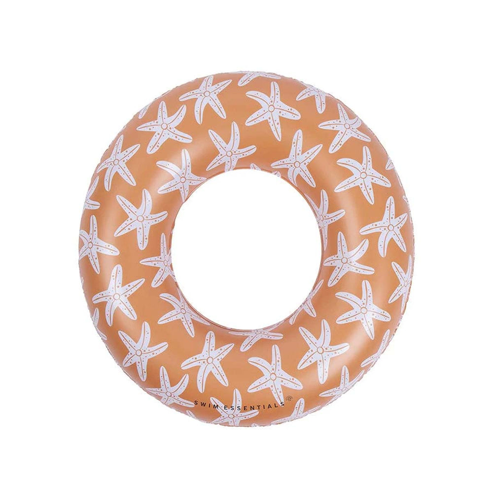 De Swim Essentials zwemband 90 cm sea stars is het perfecte accessoire voor jouw kindje tijdens een dagje bij het zwembad of de zee. Deze leuke zwemband is niet rond maar heeft de vorm van een hart. VanZus.