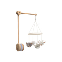 De houten babymobiel animals van Jollein is perfect voor je kleintje. Je kunt de mobiel aan de rand van de box bevestigen voor veel speelplezier of aan de rand van het ledikantje voor het slaapritueel. VanZus