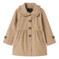 Ben je op zoek naar een stijlvolle en handige tussenjas voor jouw kleintje? Dan is de madelin jas in de kleur savannah tan van het merk Name It een must have! Deze prachtige jas met hip trenchcoat design is niet alleen handig als het toch wat frisser is buiten, maar is ook een echte show-stopper! VanZus