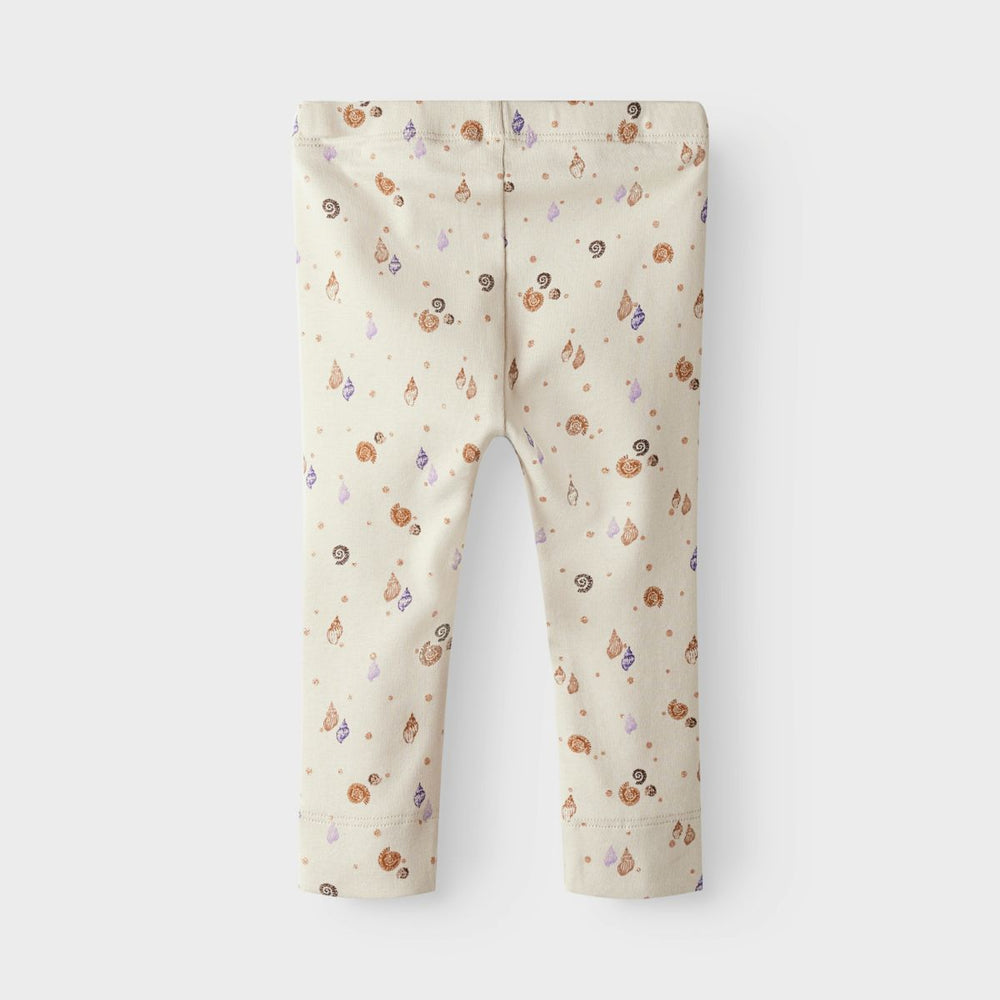 De leuke hilline legging xslim in de kleur sandshell van het merk Name It is een echte must-have voor de garderobe van je kleintje. Deze legging van een zachte, stretchy katoenmix en biedt daarmee ultiem comfort en bewegingsvrijheid. VanZus