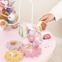 Ontdekken maar! De fairy garden activiteitentafel van het merk Little Dutch zit boordevol leuke spelletjes voor kleine ontdekkers. Ontwikkelen, spelen en plezier maken. VanZus