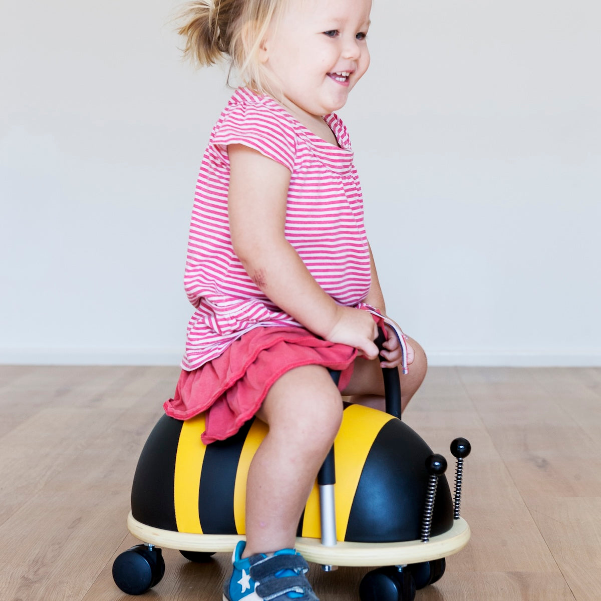 Deze onwijs mooie loopwagen van Wheelybug heeft het uiterlijk van een bij. Het schattige bijtje is gemaakt van hout en PU-leer. Zacht, makkelijk schoon te maken en kindvriendelijk! De loopwagen is compact en heeft 4 zwenkwielen waarmee de loopwagen alle kanten op draait. VanZus