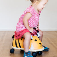 Deze onwijs mooie loopwagen van Wheelybug heeft het uiterlijk van een tijger. Het schattige tijgertje is gemaakt van hout en PU-leer. Zacht, makkelijk schoon te maken en kindvriendelijk! De loopwagen is compact en heeft 4 zwenkwielen waarmee de loopwagen alle kanten op draait. VanZus