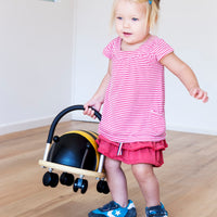 Deze onwijs mooie loopwagen van Wheelybug heeft het uiterlijk van een bij. Het schattige bijtje is gemaakt van hout en PU-leer. Zacht, makkelijk schoon te maken en kindvriendelijk! De loopwagen is compact en heeft 4 zwenkwielen waarmee de loopwagen alle kanten op draait. VanZus