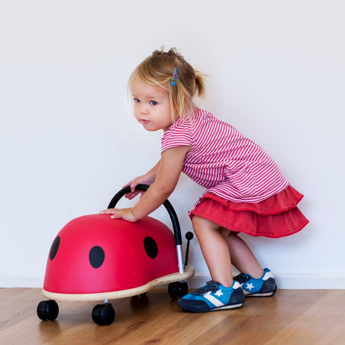 Deze onwijs mooie loopwagen van Wheelybug heeft het uiterlijk van een lieveheersbeestje. Het schattige lieveheersbeestje is gemaakt van hout en PU-leer. Zacht, makkelijk schoon te maken en kindvriendelijk! VanZus