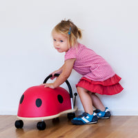 Deze onwijs mooie loopwagen van Wheelybug heeft het uiterlijk van een lieveheersbeestje. Het schattige lieveheersbeestje is gemaakt van hout en PU-leer. Zacht, makkelijk schoon te maken en kindvriendelijk! VanZus