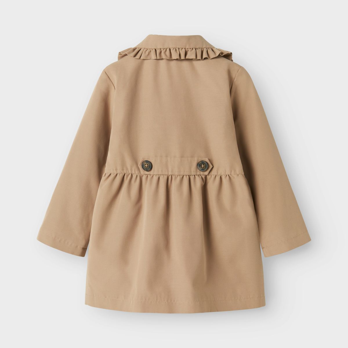 Ben je op zoek naar een stijlvolle en handige tussenjas voor jouw kleintje? Dan is de madelin jas in de kleur savannah tan van het merk Name It een must have! Deze prachtige jas met hip trenchcoat design is niet alleen handig als het toch wat frisser is buiten, maar is ook een echte show-stopper! VanZus