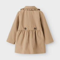 Ben je op zoek naar een stijlvolle en handige tussenjas voor jouw kleintje? Dan is de madelin jas in de kleur savannah tan van het merk Name It een must have! Deze prachtige jas met hip trenchcoat design is niet alleen handig als het toch wat frisser is buiten, maar is ook een echte show-stopper! VanZus