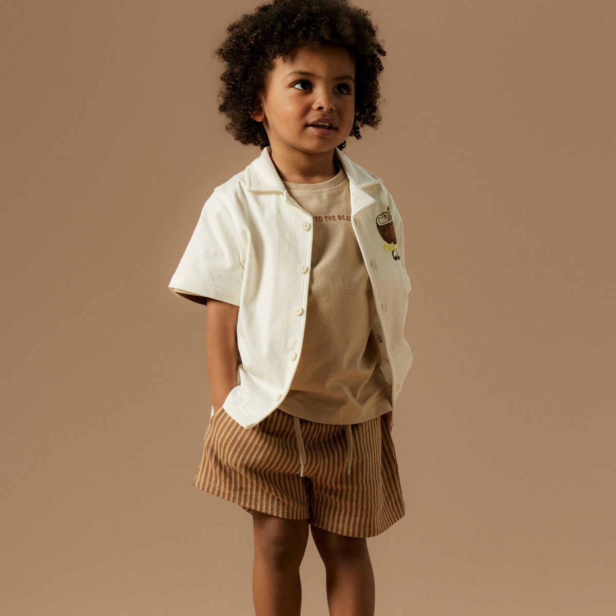 Creëer een relaxte en hippe look met deze haris regular short in de kleur irish cream van het merk Name It! Deze short is gemaakt van katoen en zit dan ook heel comfortabel en voelt zacht aan. De short heeft een mooie bruine kleur met beige streepjes en heeft een subtiele textuur. VanZus