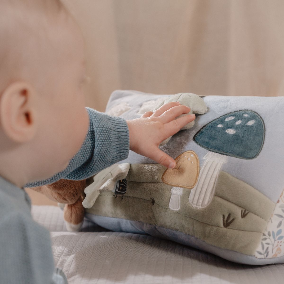 Ontdek de Little Dutch activiteitendriehoek forest friends! Met diverse texturen, knisperende blaadjes en een spiegeltje stimuleert het de motorische vaardigheden van je kleintje. Ideaal als kraamcadeau! VanZus