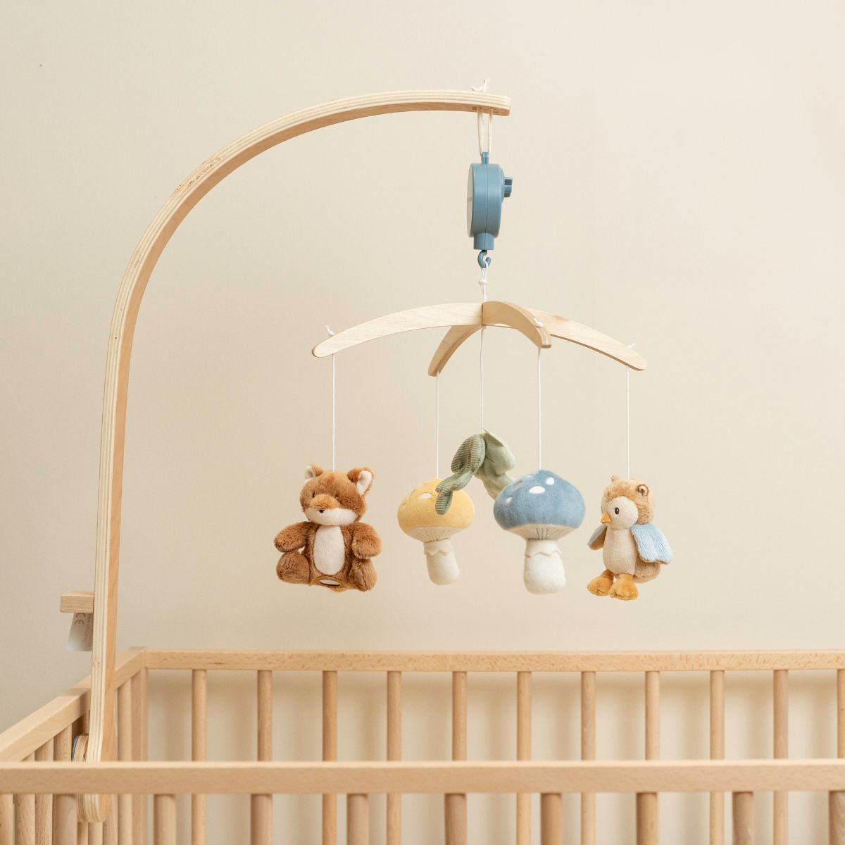 De houten muziekmobiel uit de forest friends-collectie van Little Dutch voegt magie en rust toe aan de kinderkamer. Met schattige elementen en een rustgevend deuntje is het perfect voor een kalme slaapomgeving. VanZus